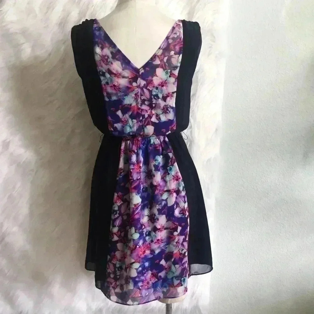 Express V-Neck Chiffon Floral Panel Dress - Picture 4 of 7